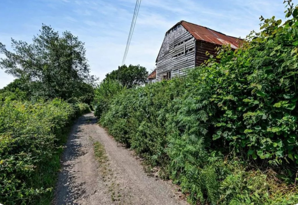 Lot: 130 - BARN WITH PLANNING FOR RESIDENTIAL CONVERSION - Track view